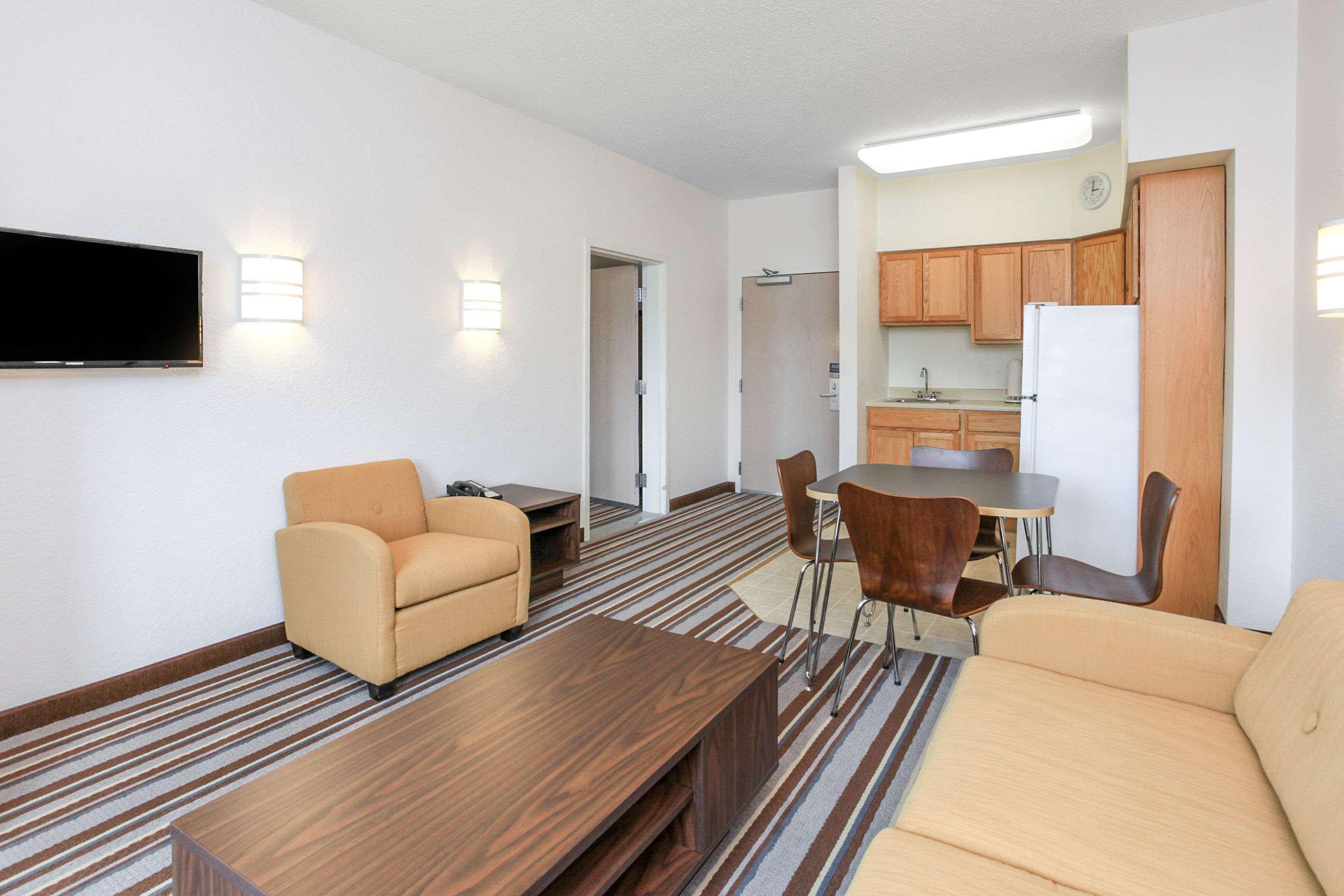 Super 8 By Wyndham Hotel 2*