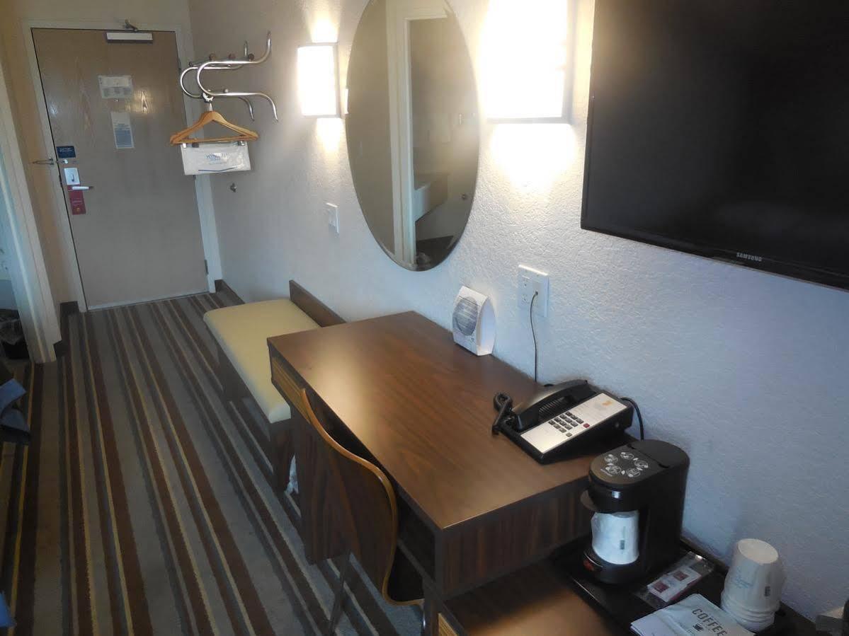 Super 8 By Wyndham Hotel